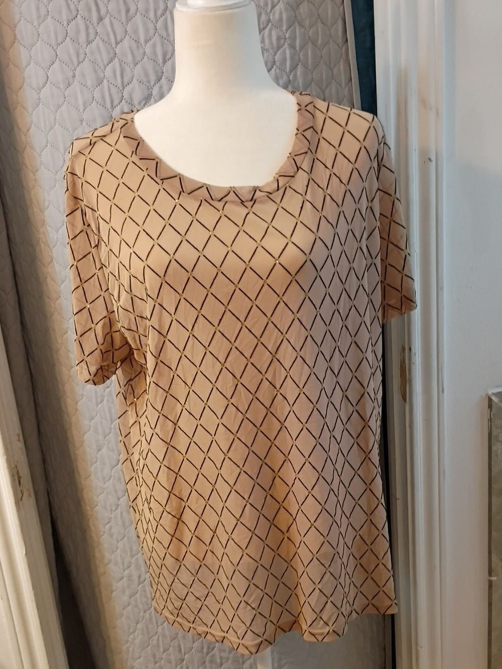 Women’s Tan Short-Sleeve Geometric Print Tee